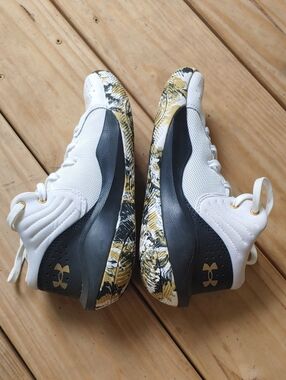 Under Armour Jet 21 Shoes EUC Youth Size 6 White And Black Sneakers